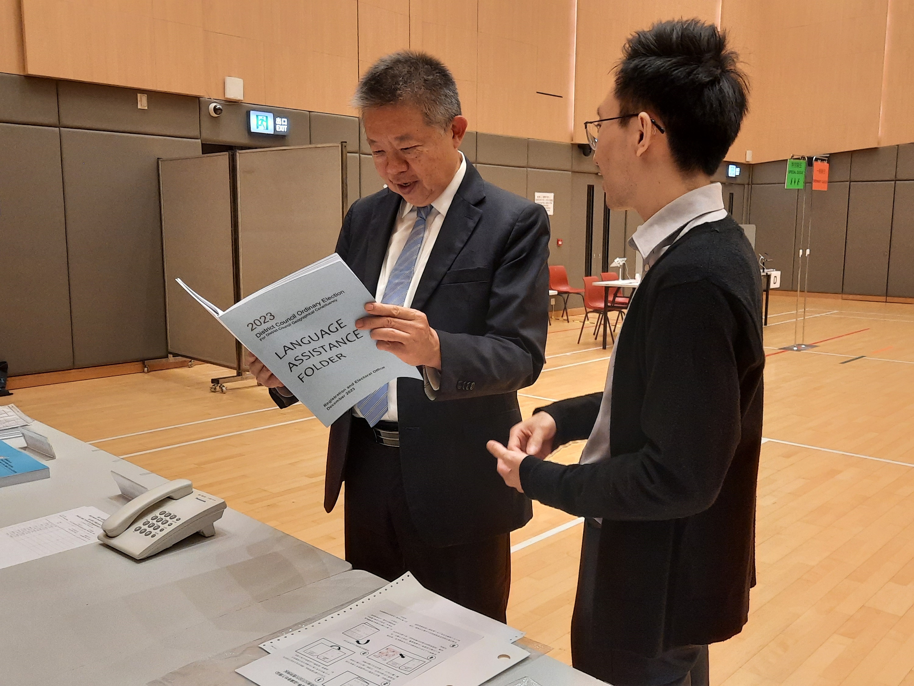 投票站備有的語言協助資料夾，除了中文、英文、日語和韓語外，還提供八種不同種族語言的投票程序指引，以協助不同種族的選民投票。